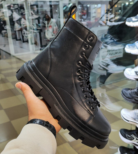 نیم بوت مدل زارا چرم صنعتی – انتخابی شیک برای فصل های سرد