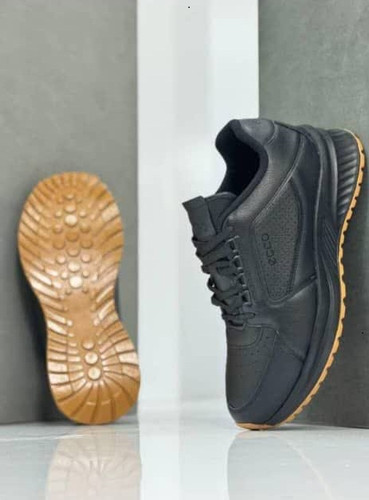 کتونی چرمی مشکی با زیره پیو – سبک، مقاوم و مناسب استفاده طولانی